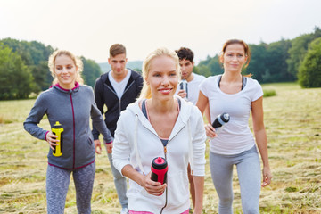 Gruppe junger Leute macht eine Pause