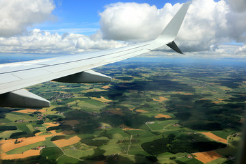 Widok wioski i pól z okna lecącego samolotu. - obrazy, fototapety, plakaty