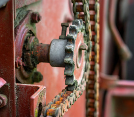 Chain transmission on the old non-operating mechanism. Parts of the old combine harvester
