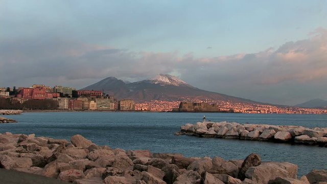 Napoli, vista da Mergellina sullo sfondo Castel dell'ovo e il Vesuvio innevato