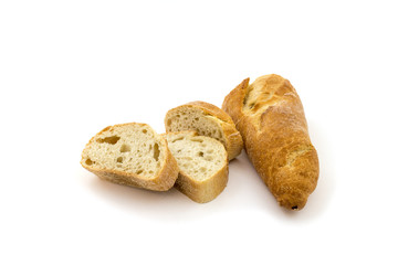 ein geschnittenes baguette auf einem weissen hintergrund