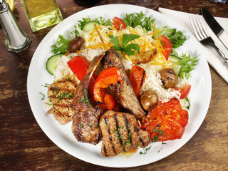 Grillteller mit Reis und Gemüse