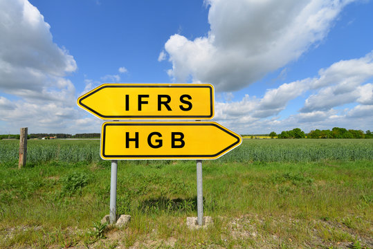 IFRS, HGB, Bilanzierung, Bilanzpolitik, Handelsgesetzbuch, International Financial Reporting Standards, IAS, Buchf&uuml;hrung, Wegweiser, symbolisch