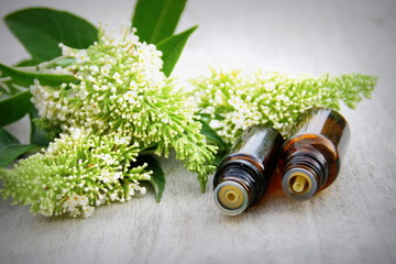 huiles essentielles ,flacons et bouquet floral,plante