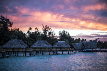 bungalow sur pilotis à tahiti en polynésie 