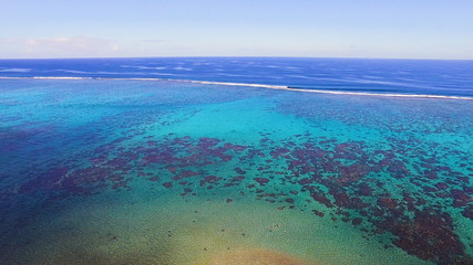 vue aérienne d'un lagon en polynésie tahiti