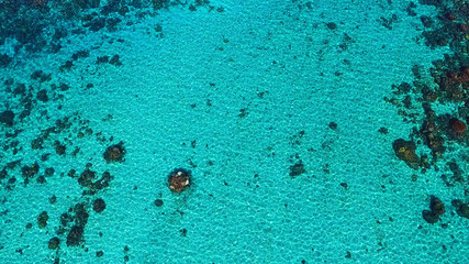 lagon filmé par un drone, vu du haut 