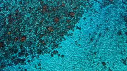 lagon filmé par un drone, vu du haut 