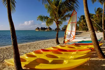 Keuken foto achterwand Bora Bora, Frans Polynesië Bora Bora beach scene with colorful kayaks on the beach