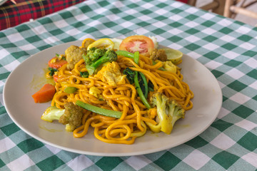 タイ料理・中国料理・Pad Mhe Luang : 黄色・ヌードル・麺