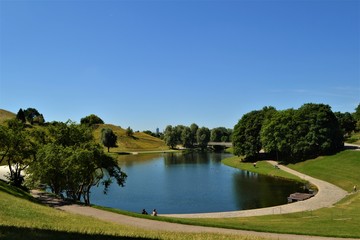 See und Wiese mit B&auml;umen