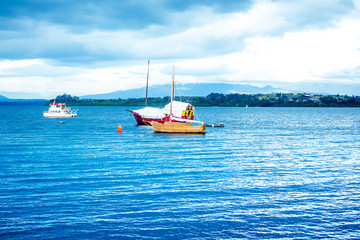 Obraz premium Blue lake Llanquihue with boats and coastline