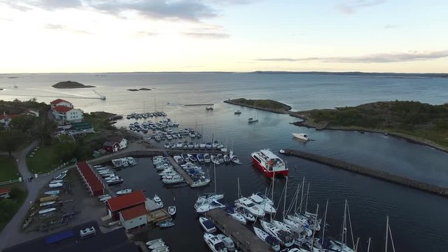 Kosterb&aring;ten leaving Eken&auml;s, Syd-Koster, Sweden