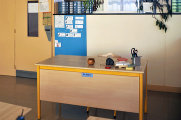 Le bureau d'un enseignant dans une classe élémentaire - Bientot La Rentree Des Classes - Illustration
