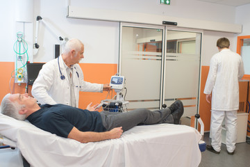 Obraz premium Doctor taking man's pulse