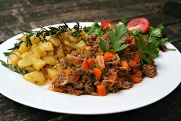 organisch, lifestyle, gemüse, hackfleisch, pfanne, rosmarin, thymian, bratkartoffeln,...