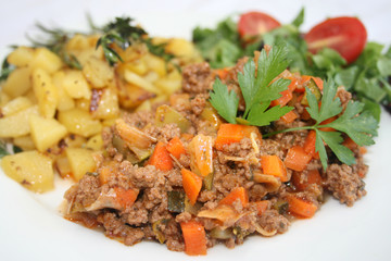 organisch, lifestyle, hackfleisch, gemüse, pfanne, zucchini, lauch, möhren, rosmarin, thymian,...