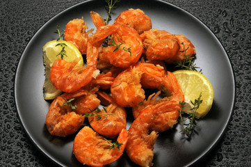 Fototapeta premium Shrimp Fritura Smażenie krewetek de camarones frying Frittura di gamberi Garnelenbraten Friteuse Katkarapu paistetaan de crevettes 