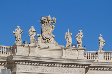 Fototapeta na wymiar Statues on the Cathedral of St. Peter in Rome