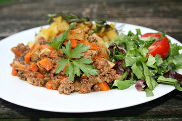organisch, lifestyle, hackfleisch, gemüse, pfanne, zucchini, lauch, möhren, rosmarin, thymian, kartoffeln, salat, anlasser