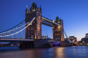 Obraz premium Uderzający Tower Bridge o niebieskiej godzinie