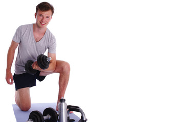 Fototapeta na wymiar Mann beim Kraft-Training vor weißem Hintergrund