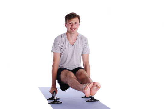 Mann macht Sport-&Uuml;bungen 
