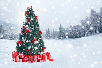 Naklejka premium Decorated Christmas tree with gifts on nature background. Christmas holiday concept.