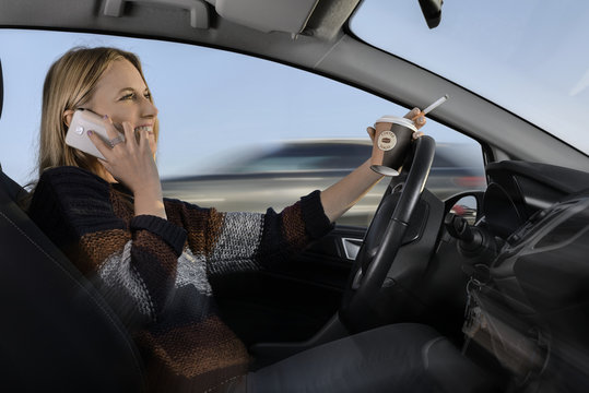 Frau Rauchen Telefonieren am Steuer Autofahren Gefährdung