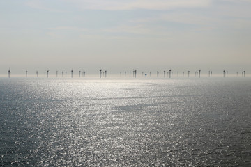 Offshore-Windpark im Meer. Windkraftanlage im Wasser