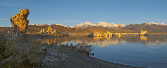 Tufa formations at Mono Lake and the Siera Nevada mountains, Lee Vining, California, USA