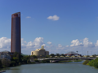 lang="x-default" lang="x-default" View north of the Guadalquivir from Bridge of Triana