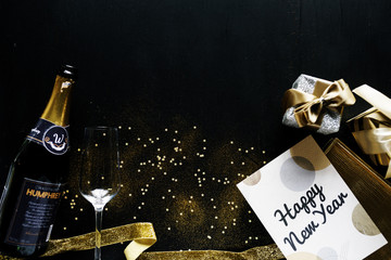 New year celebration with champagne and card © Rawpixel.com