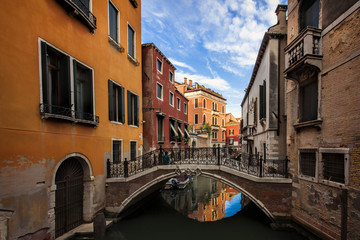 Fototapeta na wymiar Quiet canal in Venice