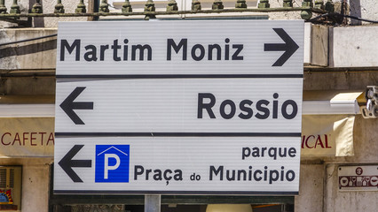 Obraz premium Direction signs in Lisbon leading to Rossio and Martim Moniz