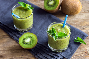 Green kiwi smoothie with mint