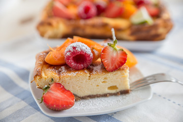 Käsekuchen mit sommerlichen Früchten
