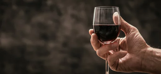 Papier Peint photo Lavable Vin Man tasting a glass of red wine