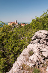 Fototapeta na wymiar The castle of Duino and the beauty of the cliffs on the rocky coast