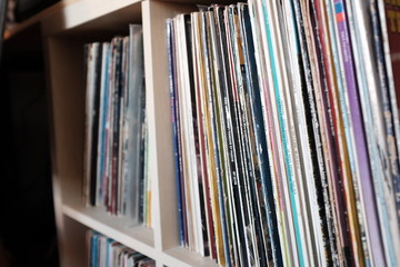 Vinyles 45 tours et 33 tours rangés dans une étagère