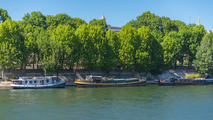 Fototapeta na wymiar Paris, houseboats on the quay, avenue de New York 