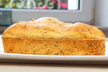 Cake salé sur un plat blanc