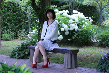 ベンチに座る女性