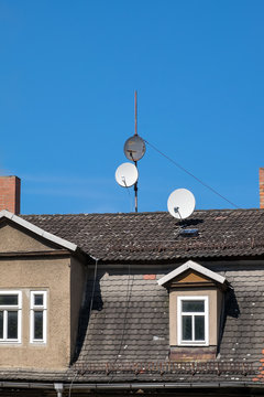 Satelittensch&uuml;ssel an einem Altbau.17048.jpg
