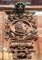 Relief Georg Friedrich Händels an der Fassade der Aubette am Kleberplatz