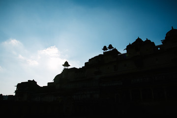 Silhouette von Häusern in Indien