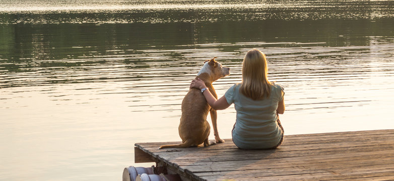 Hund mit seinem Frauchen auf einem Boot