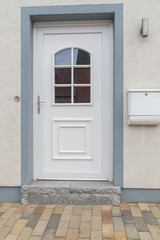 Obraz na płótnie Canvas Weiße Haustür mit Fenstern