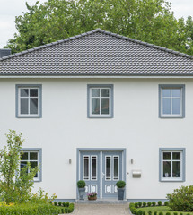 Fototapeta na wymiar Moderne Fassade eines Hauses mit Haustür und Fenstern