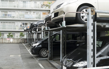 マンション共同住宅の　立体　機械式駐車場　2段